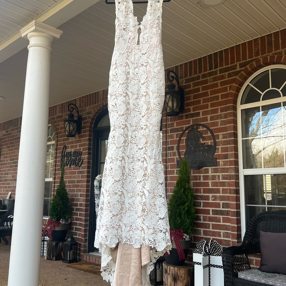 Elegant Lace Wedding Dress in White